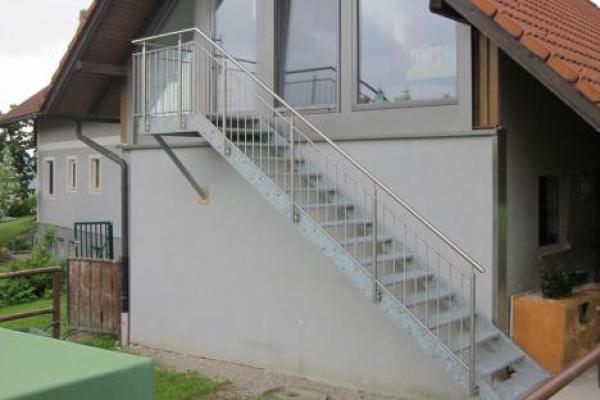 Stiegenkonstruktion mit Nirogeländer