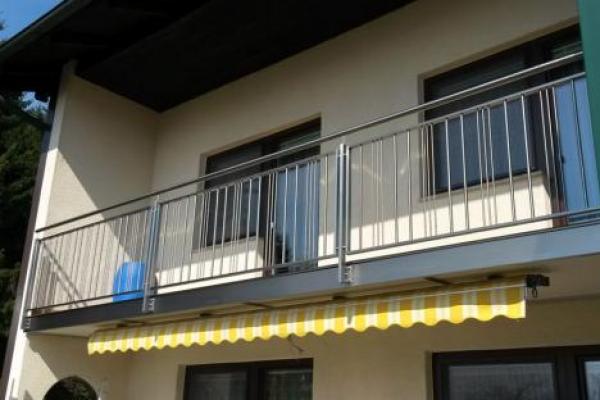 Balkongeländer in Niro mit MAX-Platten Untersicht