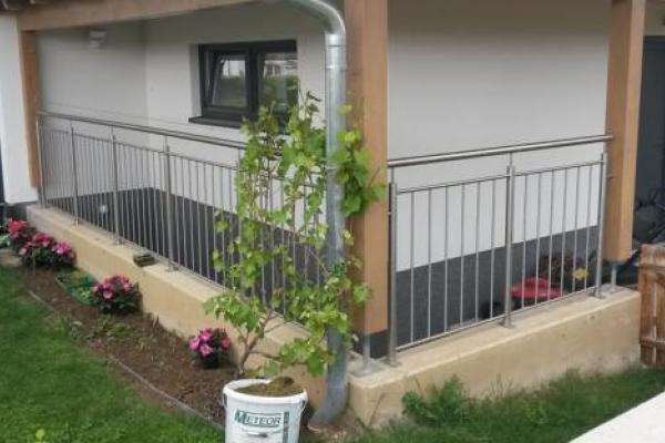 Nirogeländer bei Kellerabgang