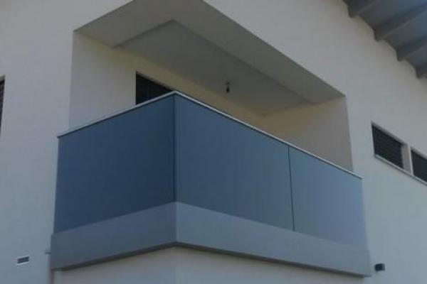 Nurglasgeländer mit Grauglas