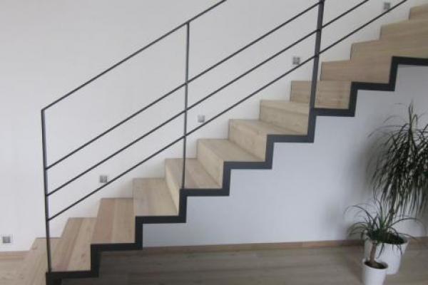 Stiegenkonstruktion mit Geländer