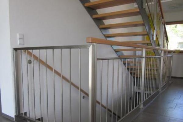 Stiegenkonstruktion mit Stabgeländer