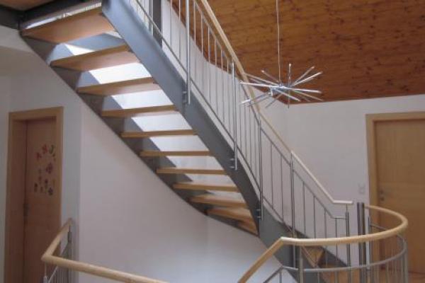 Stiegenaufgang mit Brücke