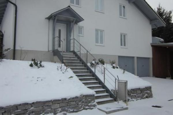 Außenaufgang mit Briefkasten