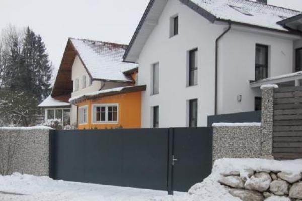 Automatisches Einfahrtstor mit Gehtür