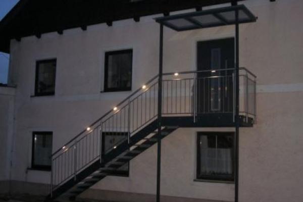 Stiegenaufgang mit Niro-Geländer