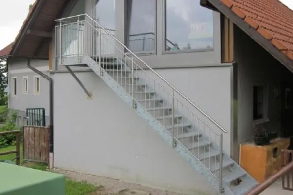 Stiegenkonstruktion mit Nirogeländer