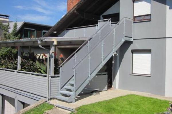 Stiegenkonstruktion mit Geländer