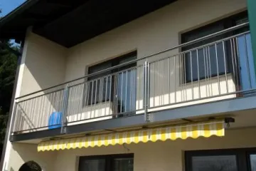 Balkongeländer in Niro mit MAX-Platten Untersicht