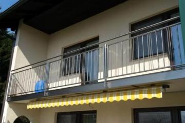 Balkongeländer in Niro mit MAX-Platten Untersicht