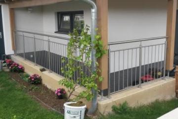 Nirogeländer bei Kellerabgang