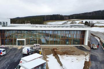 Fassade in Holzoptik und Wendeltreppe