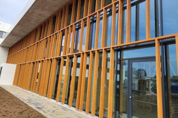 Fassade in Holzoptik und Wendeltreppe