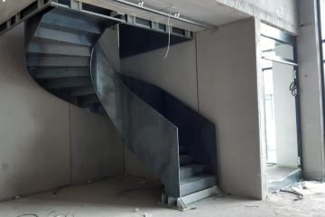 Fassade in Holzoptik und Wendeltreppe