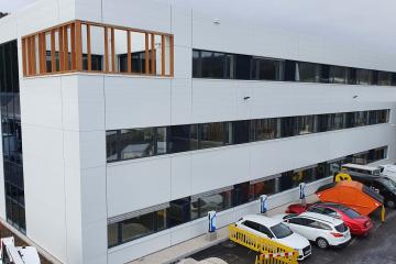 Fassade in Holzoptik und Wendeltreppe