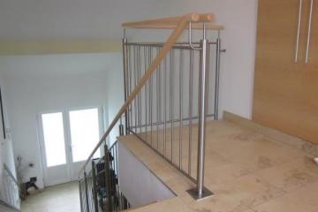 Niro-Stabgeländer mit Holzhandlauf