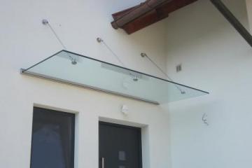 Glasvordach abgehängt mit Niro-Stäben