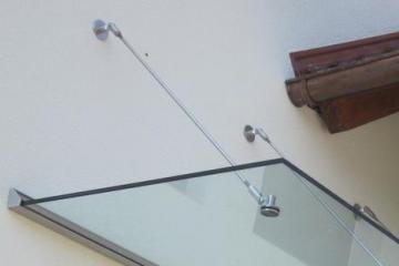 Glasvordach abgehängt mit Niro-Stäben