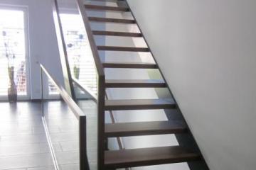 Stiegenkonstruktion mit Nurglas-Geländer