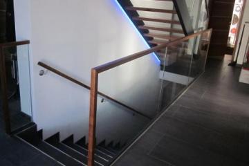 Stiegenkonstruktion mit Nurglas-Geländer