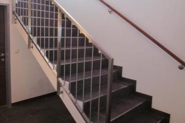 Stiegenkonstruktion mit Nurglas-Geländer