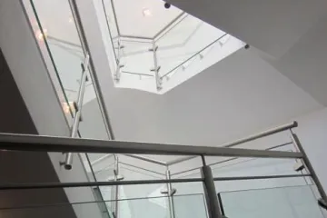 Nirogeländer mit Glasfüllung