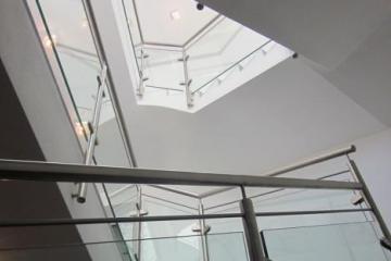 Nirogeländer mit Glasfüllung