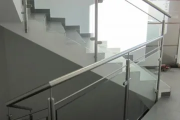 Nirogeländer mit Glasfüllung