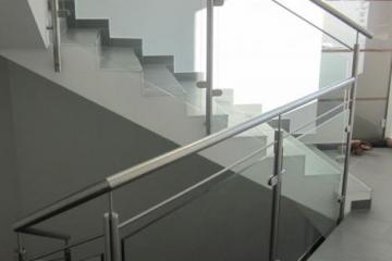 Nirogeländer mit Glasfüllung