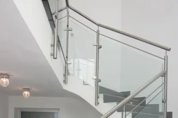 Nirogeländer mit Glasfüllung