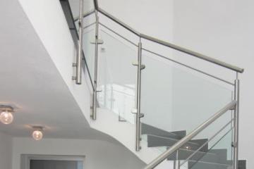 Nirogeländer mit Glasfüllung