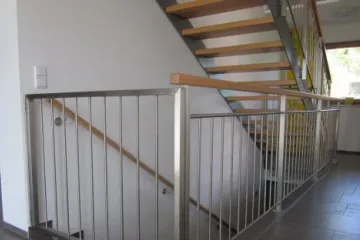 Stiegenkonstruktion mit Stabgeländer