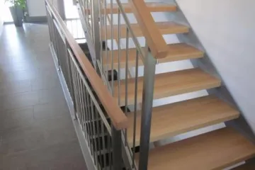 Stiegenkonstruktion mit Stabgeländer