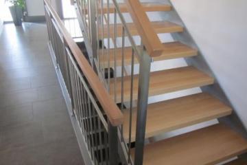 Stiegenkonstruktion mit Stabgeländer