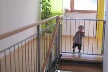 Stiegenkonstruktion mit Stabgeländer