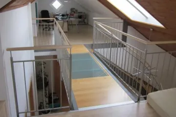 Stiegenaufgang mit Brücke