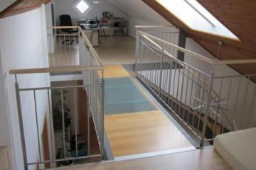 Stiegenaufgang mit Brücke