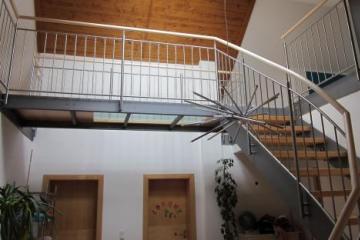 Stiegenaufgang mit Brücke