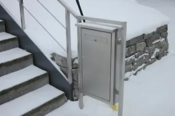 Außenaufgang mit Briefkasten