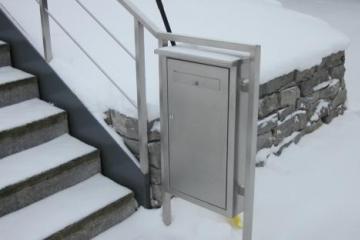 Außenaufgang mit Briefkasten