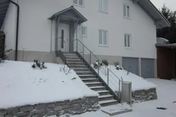 Außenaufgang mit Briefkasten