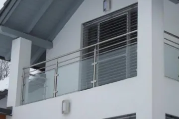 Balkongeländer mit Glasfüllung