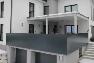 Automatisches Einfahrtstor mit Gehtür