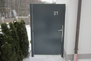 Automatisches Einfahrtstor mit Gehtür