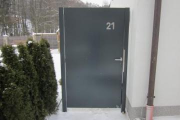 Automatisches Einfahrtstor mit Gehtür