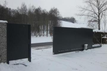 Automatisches Einfahrtstor mit Gehtür