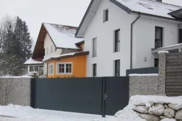 Automatisches Einfahrtstor mit Gehtür