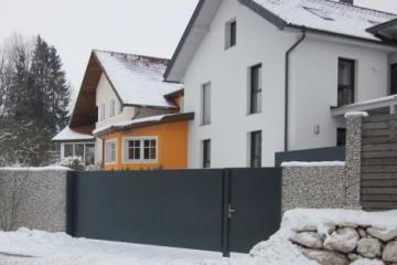 Automatisches Einfahrtstor mit Gehtür