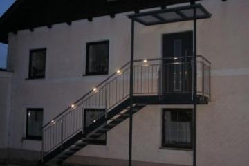 Stiegenaufgang mit Niro-Geländer