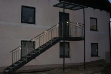 Stiegenaufgang mit Niro-Geländer